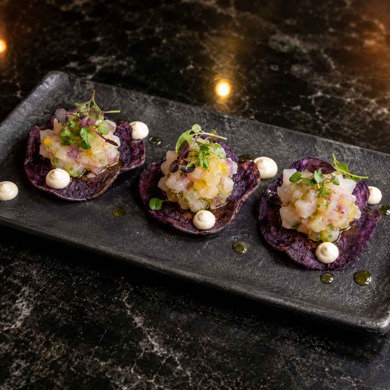 Entrada — tartar em chips roxos